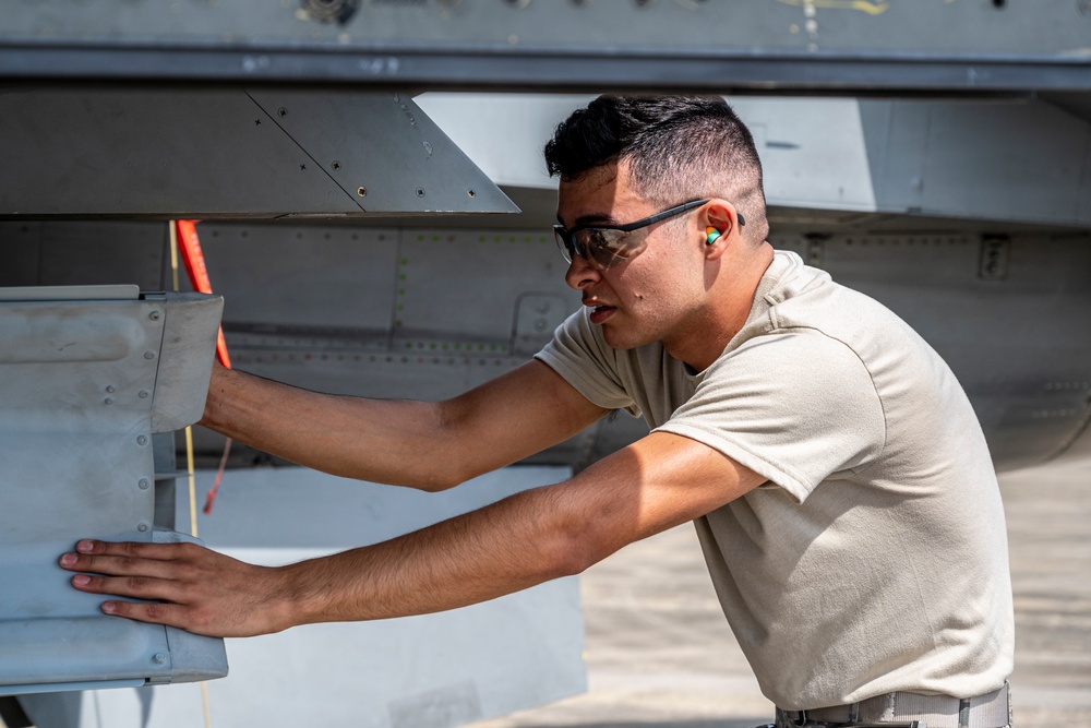 Load crews battle in quarterly competition