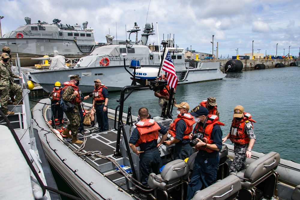 31st MEU, USS America command and staff tour Mark VI patrol boat