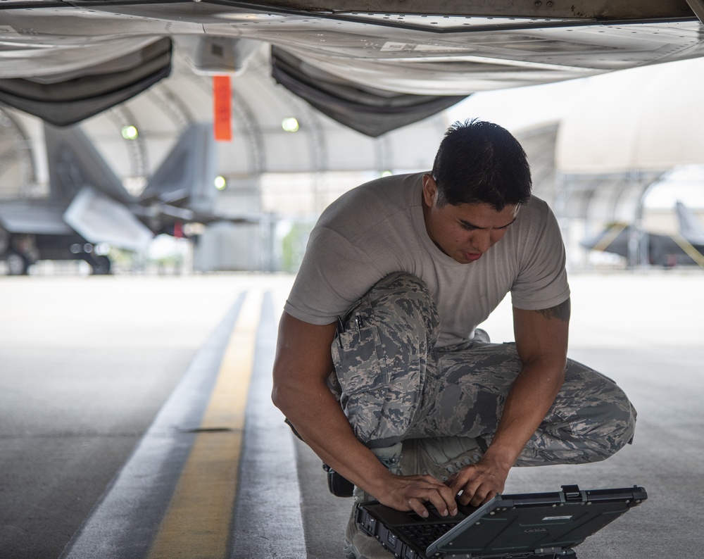 3rd quarter F-22 weapons load competition