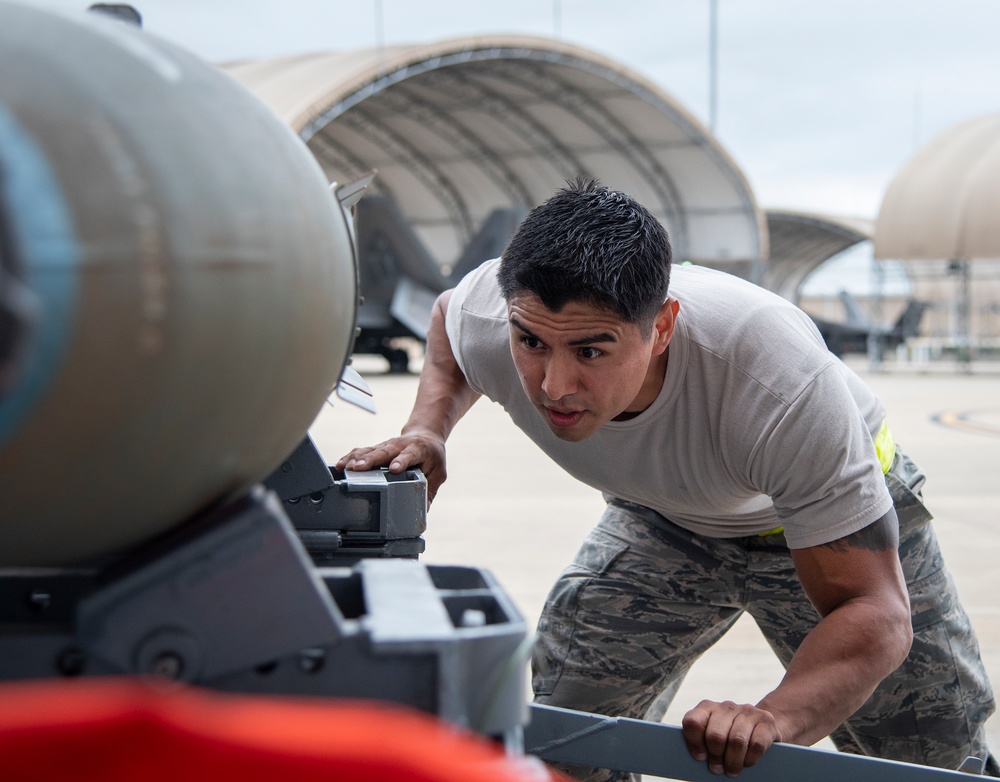 3rd quarter F-22 weapons load competition