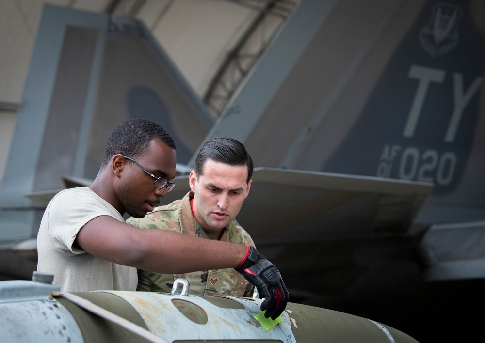 3rd quarter F-22 weapons load competition