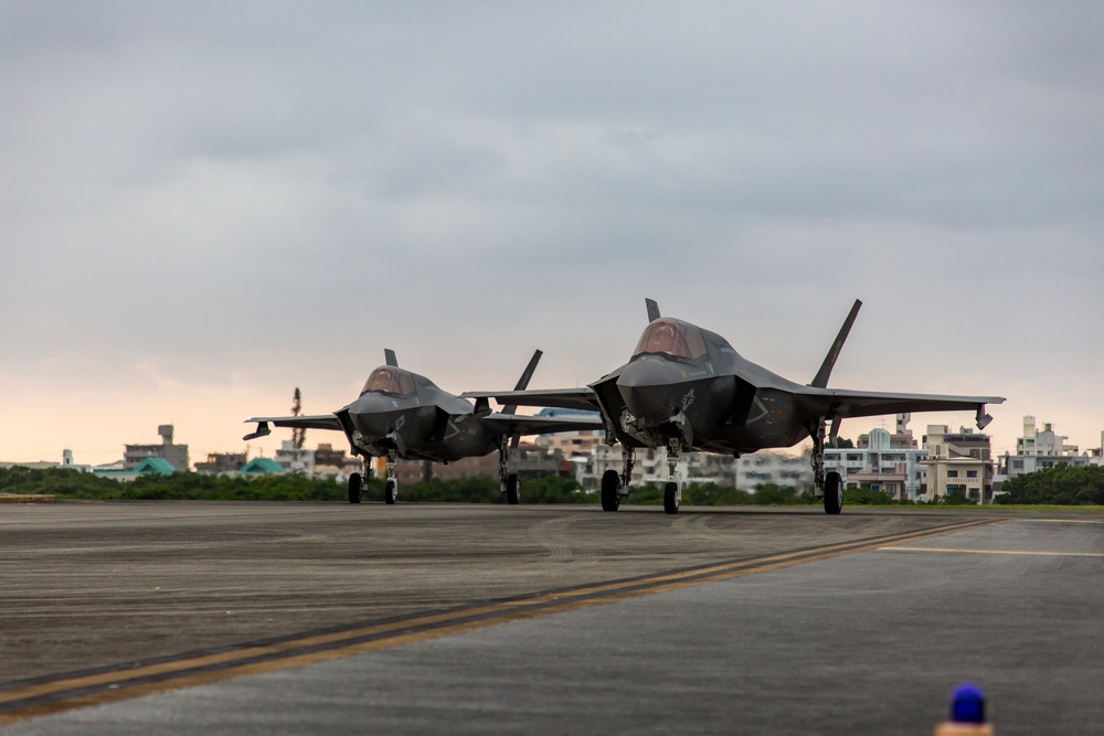 U.S. Marines Conduct an F-35B Lightning II Hot Refuel