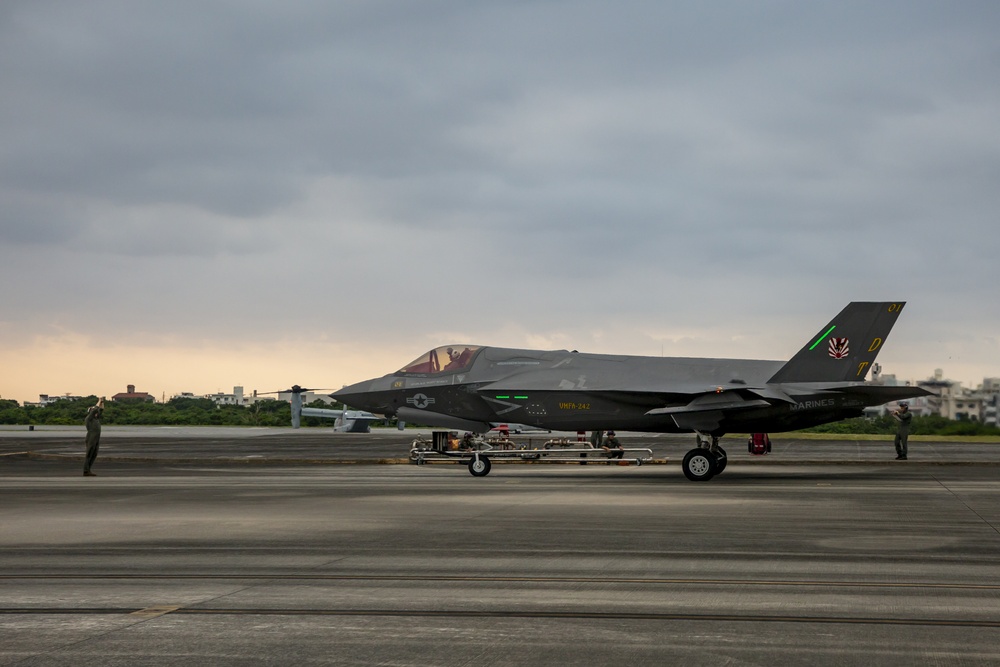 U.S. Marines Conduct an F-35 Lightning II Hot Refuel