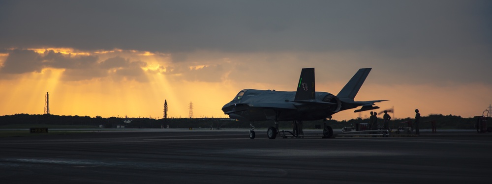 U.S. Marines Conduct an F-35 Lightning II Hot Refuel