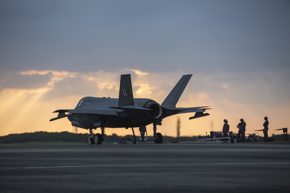 U.S. Marines Conduct an F-35 Lightning II Hot Refuel