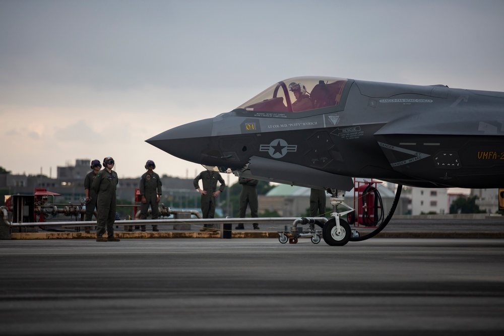 U.S. Marines Conduct an F-35 Lightning II Hot Refuel