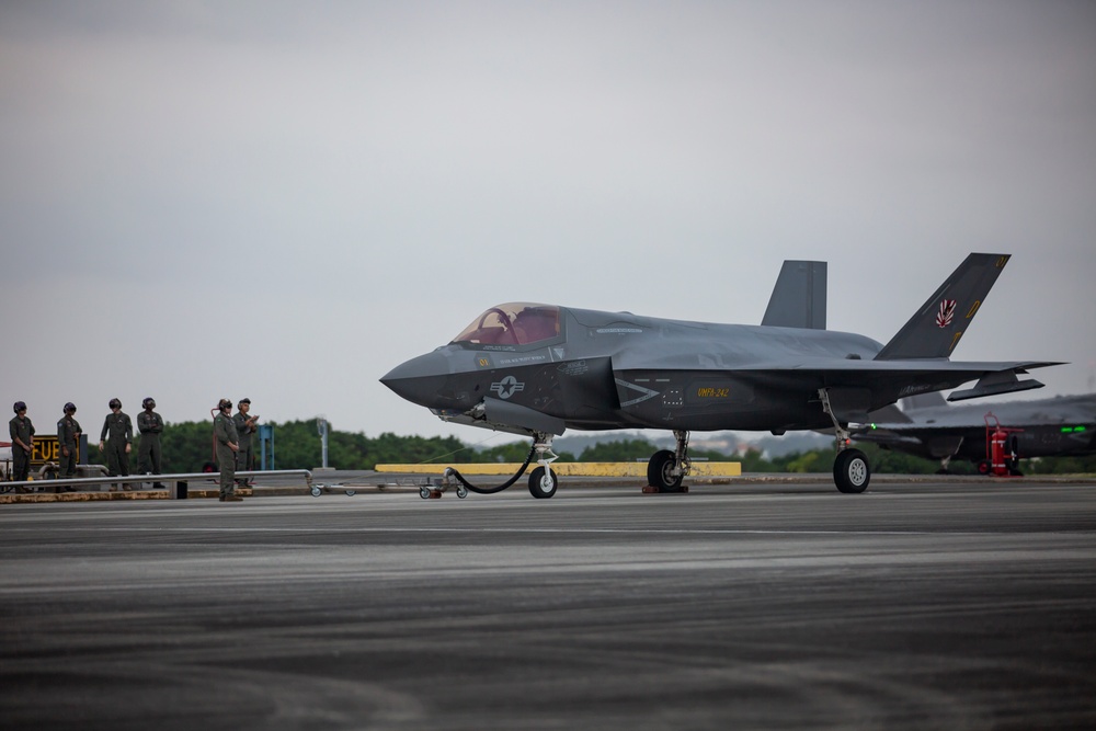 U.S. Marines Conduct an F-35 Lightning II Hot Refuel