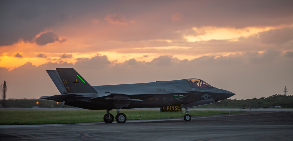 U.S. Marines Conduct an F-35 Lightning II Hot Refuel