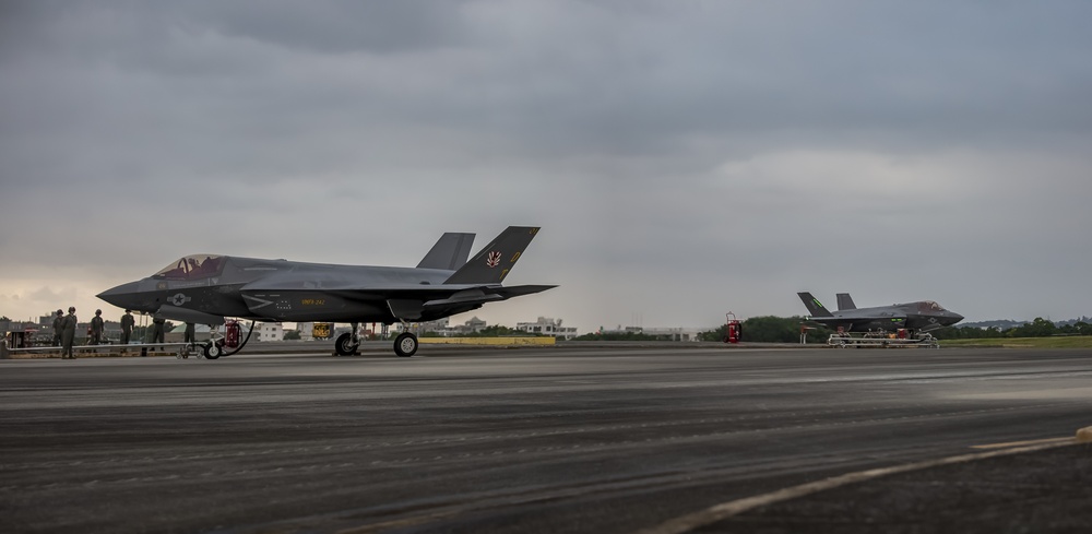 U.S. Marines Conduct an F-35 Lightning II Hot Refuel