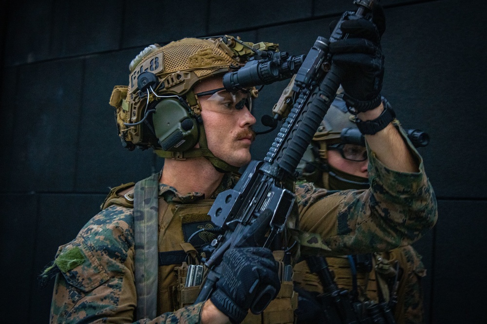 31st MEU Maritime Raid Force conducts breaching and house clearing exercises