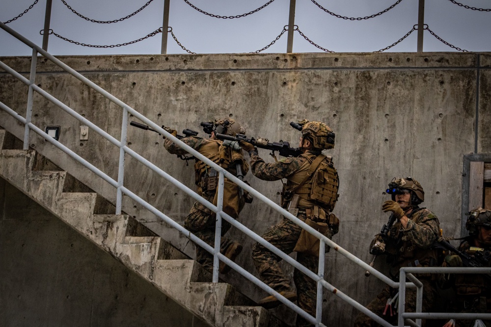 31st MEU Maritime Raid Force conducts breaching and house clearing exercises