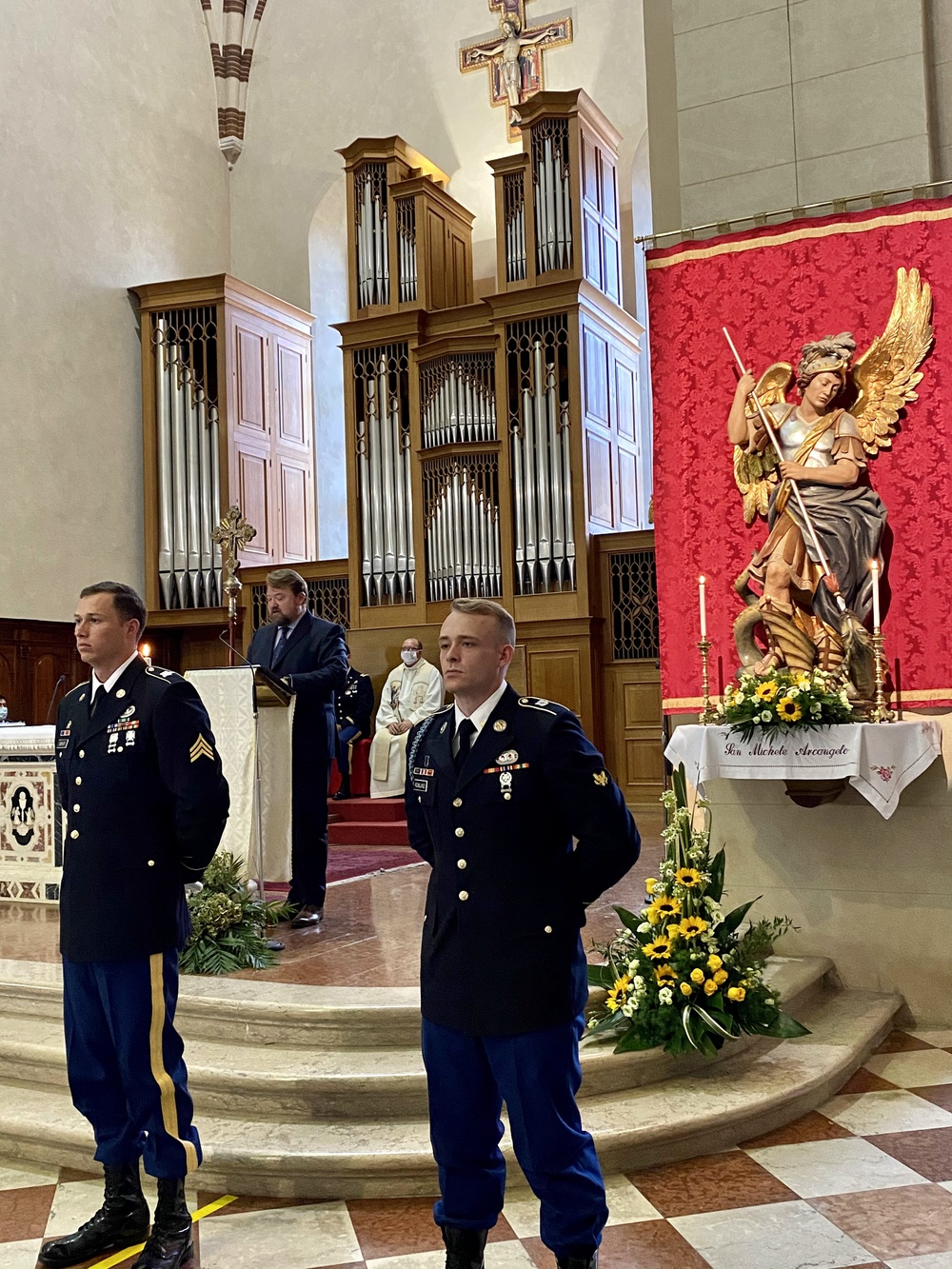 Paratroopers join Italian state police for annual observance