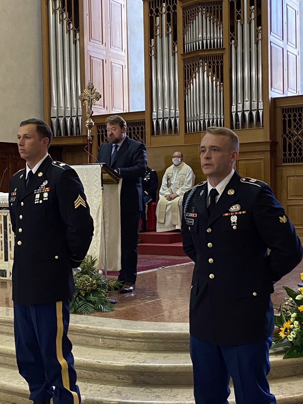 Paratroopers join Italian state police for annual observance