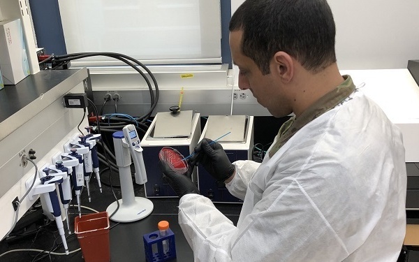 Army scientist streaks plate