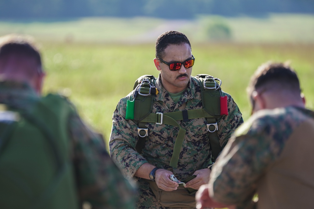 3rd Force Recon conducts airborne operations