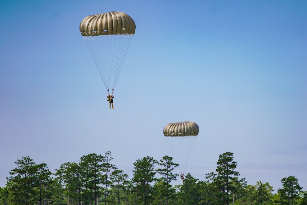 3rd Force Recon conducts airborne operations