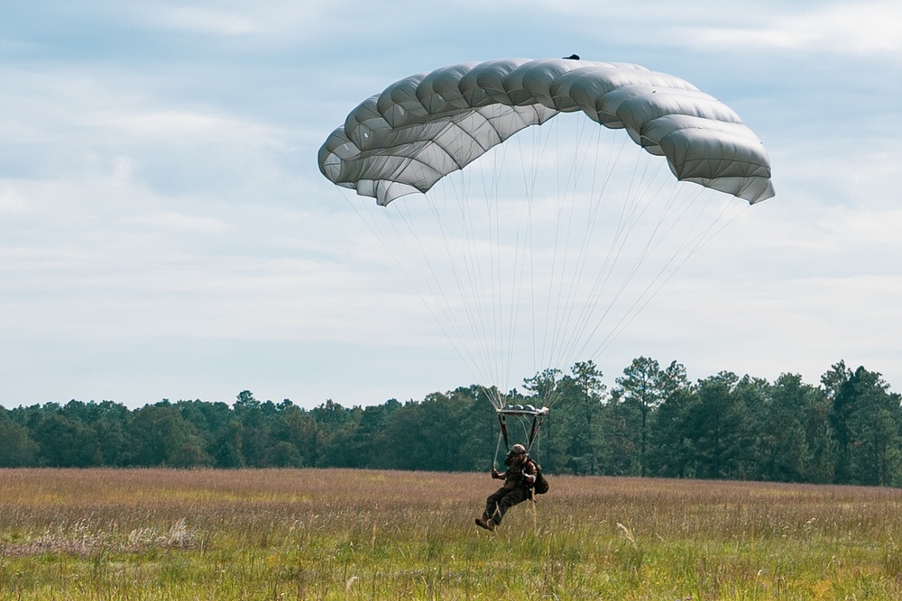 3rd Force Recon conducts airborne operations