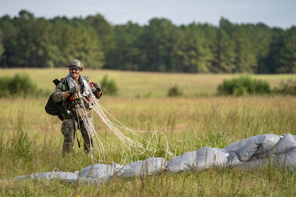 3rd Force Recon conducts airborne operations