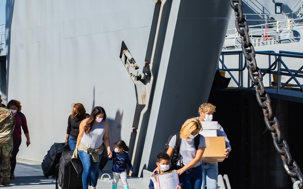 Crew Members From LSV 6 Unload their Gear With Family Members