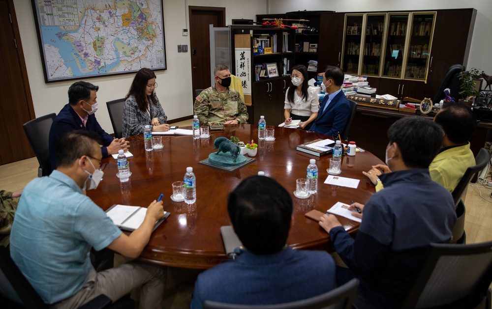 Brigadier General Bredenkamp Speaks with Pyeongtaek Mayor