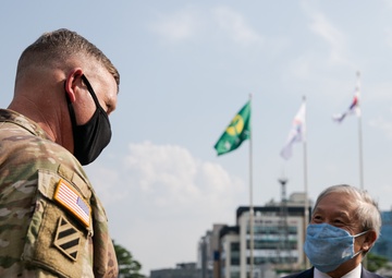 Brigadier General Bredenkamp Speaks with Pyeongtaek Mayor