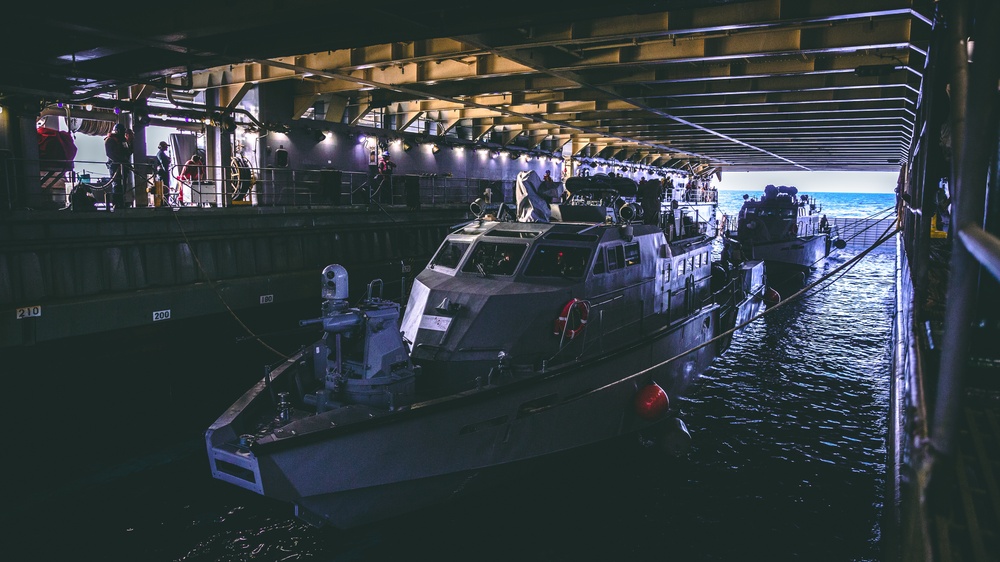 USS Comstock (LSD 45) | Mk VI Patrol Boats Embark