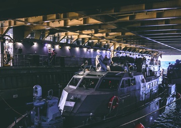 USS Comstock (LSD 45) | Mk VI Patrol Boats Embark