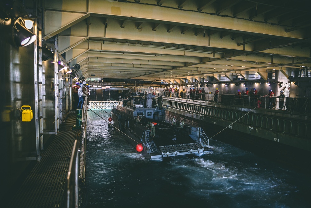 USS Comstock (LSD 45) | Mk VI Patrol Boats Embark