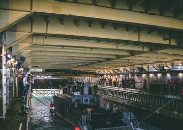 USS Comstock (LSD 45) | Mk VI Patrol Boats Embark