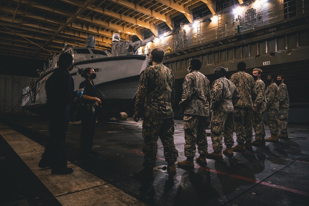 USS Comstock (LSD 45) | Mk VI Patrol Boats Embark