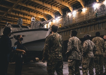 USS Comstock (LSD 45) | Mk VI Patrol Boats Embark