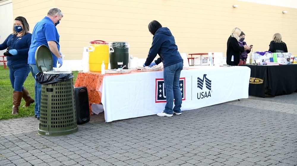 USO Gives Pick Me Up Coffee Photo 1