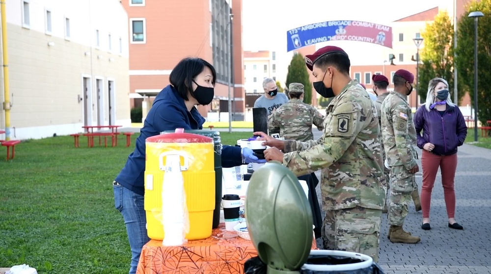 USO Gives Pick Me Up Coffee Photo 5