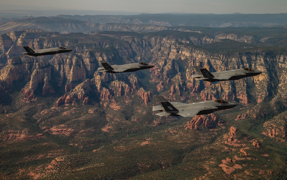 U.S. Air Force celebrates RAAF partnership with commemoration flight over Arizona