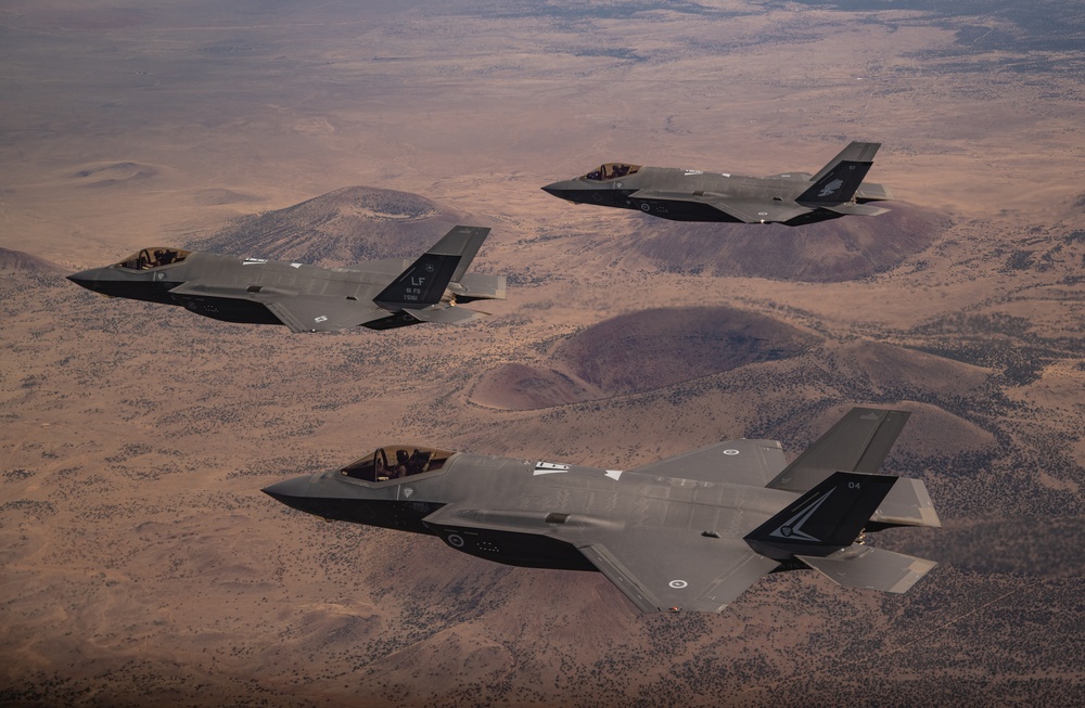 U.S. Air Force celebrates RAAF partnership with commemoration flight over Arizona