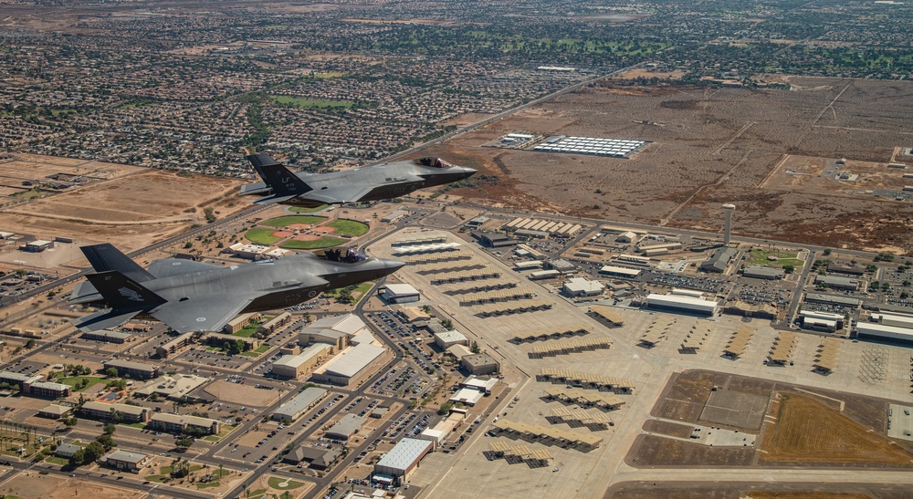 U.S. Air Force celebrates RAAF partnership with commemoration flight over Arizona