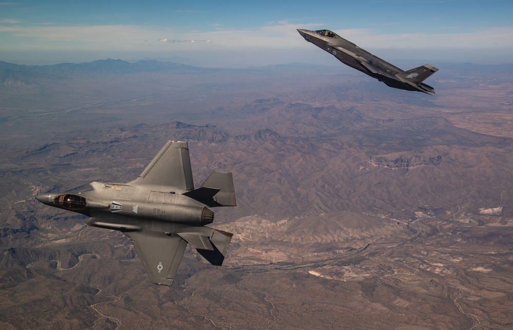 U.S. Air Force celebrates RAAF partnership with commemoration flight over Arizona