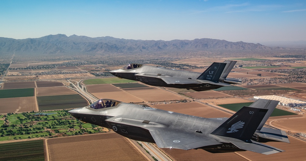 U.S. Air Force celebrates RAAF partnership with commemoration flight over Arizona