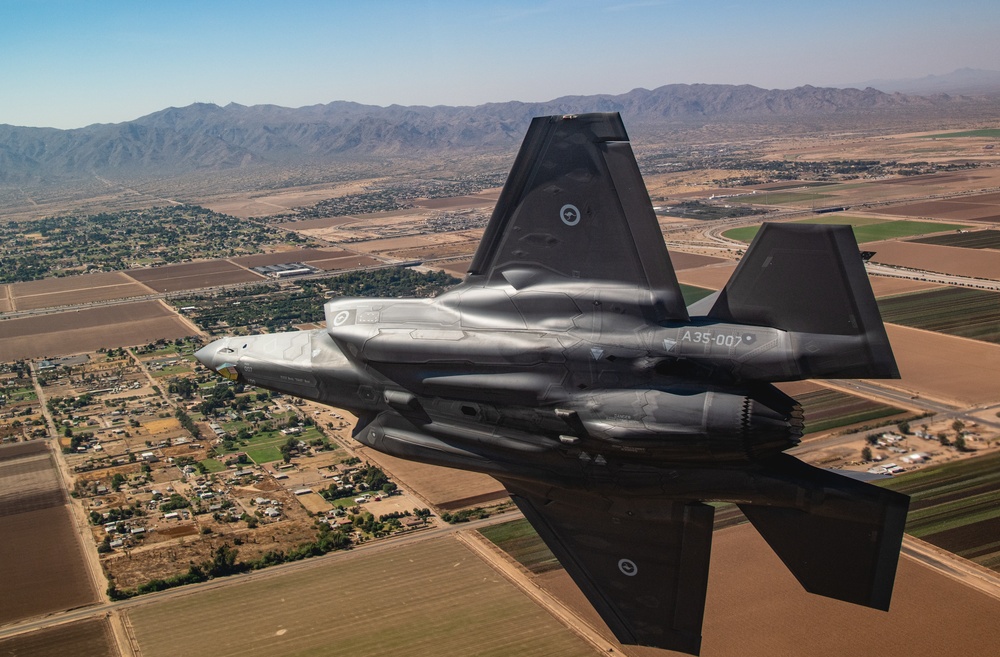 U.S. Air Force celebrates RAAF partnership with commemoration flight over Arizona