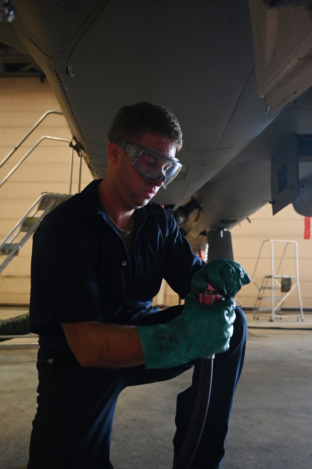 125th FW maintainer inspects hydraulics