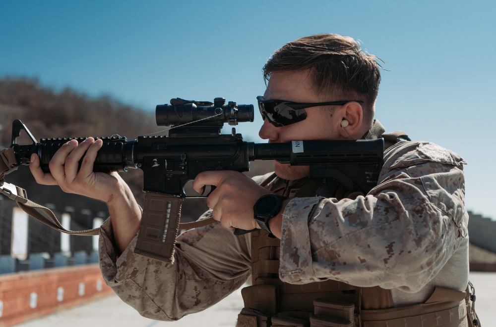 1st ANGLICO Practices Rifle to Pistol Transitions with FBI