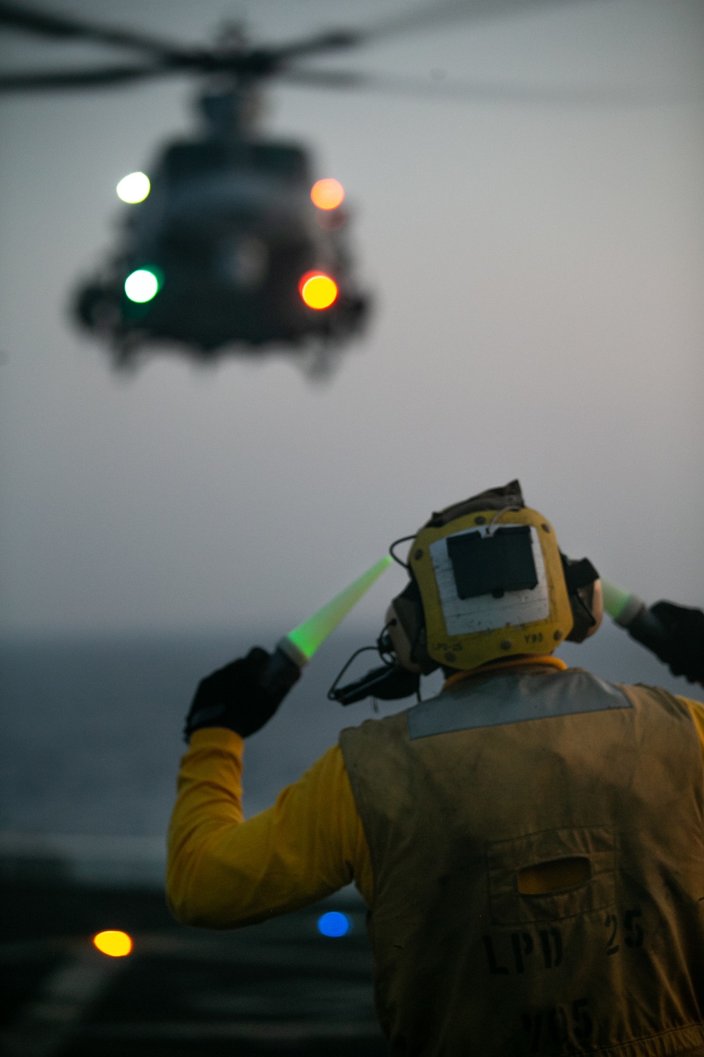 15th MEU Marines practice deck landings aboard USS Somerset