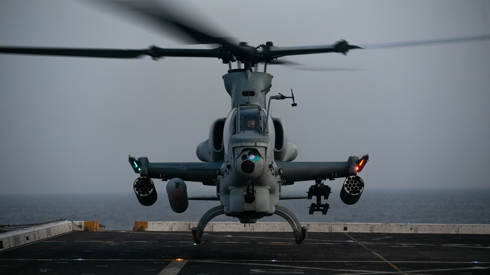 15th MEU Marines practice deck landings aboard USS Somerset