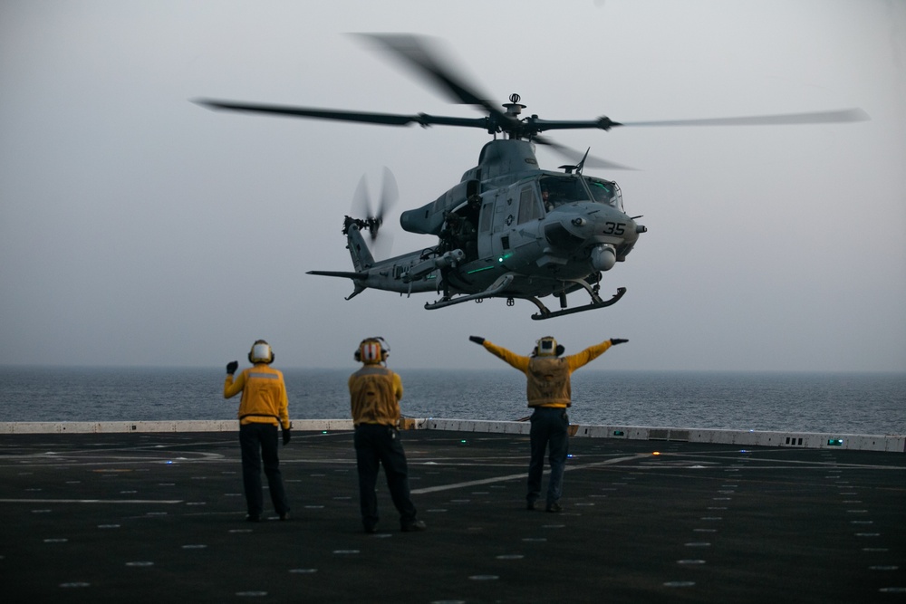 15th MEU Marines practice deck landings aboard USS Somerset