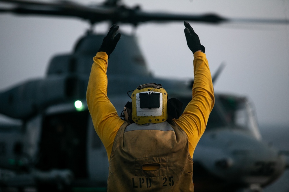 15th MEU Marines practice deck landings aboard USS Somerset