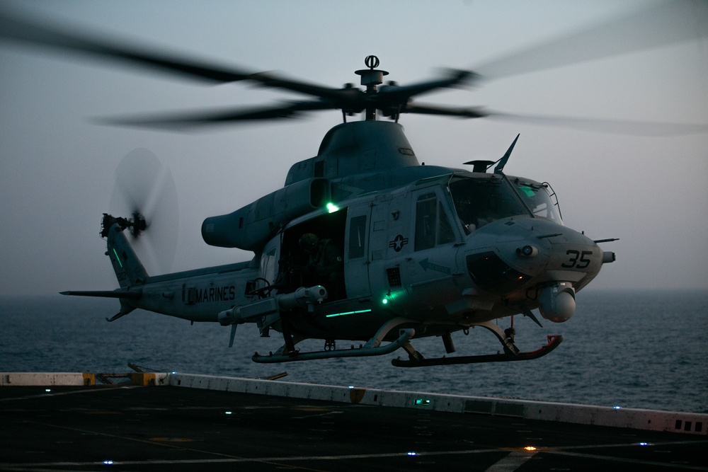 15th MEU Marines practice deck landings aboard USS Somerset