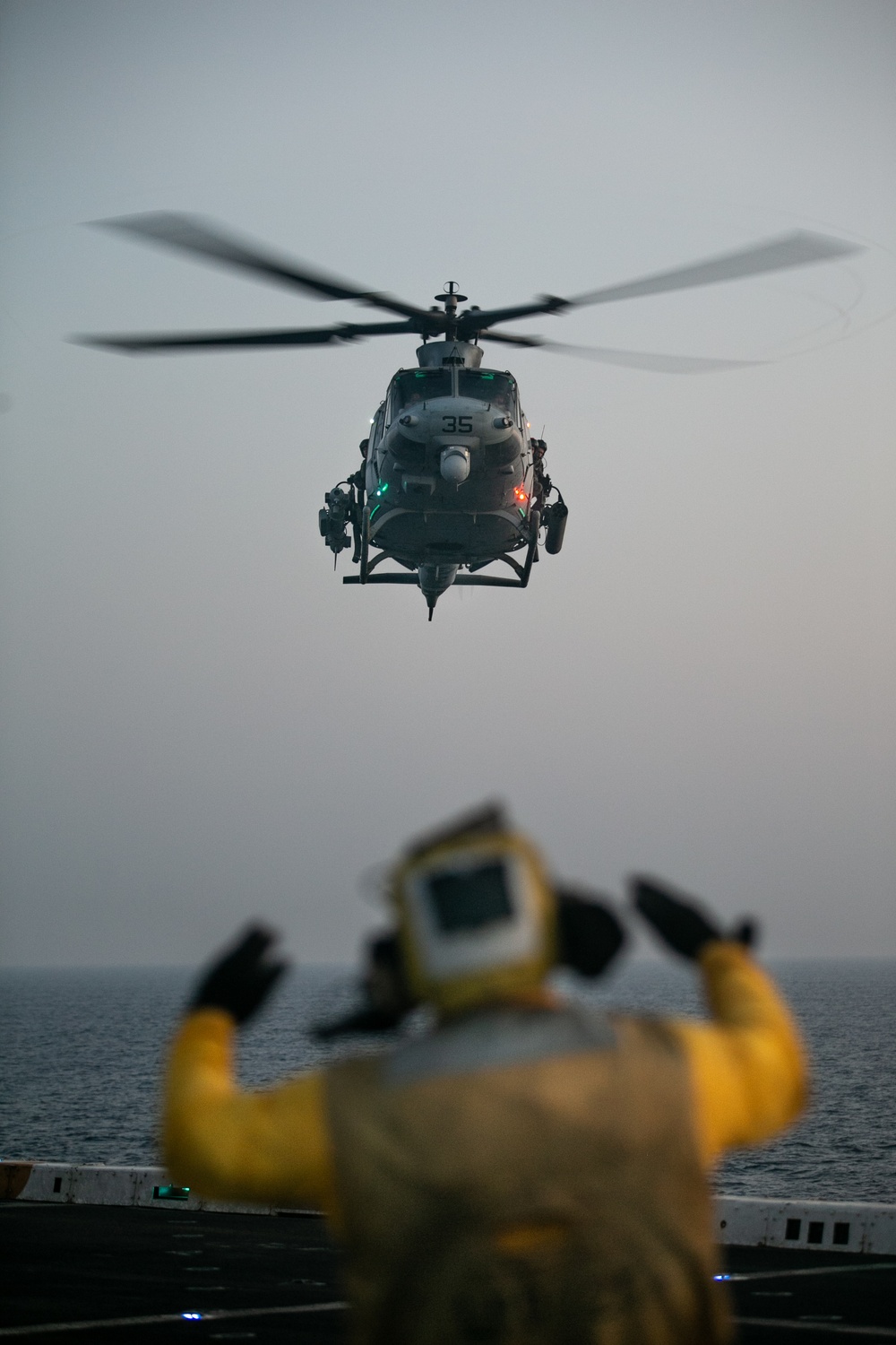 15th MEU Marines practice deck landings aboard USS Somerset