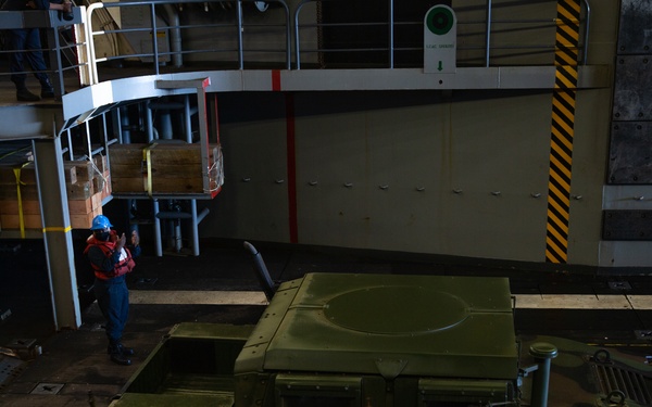 LCACs conduct in-stream onload to USS Somerset