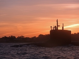 USS Vermont transits Thames River