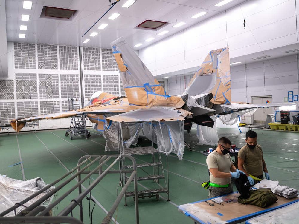 Low observable Airmen keep Hawaiian Raptors stealthy
